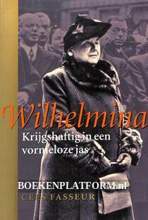 Wilhelmina, krijgshaftig in een vormloze jas