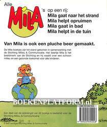 Mila helpt in de tuin