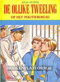 De olijke tweeling op het politiebureau